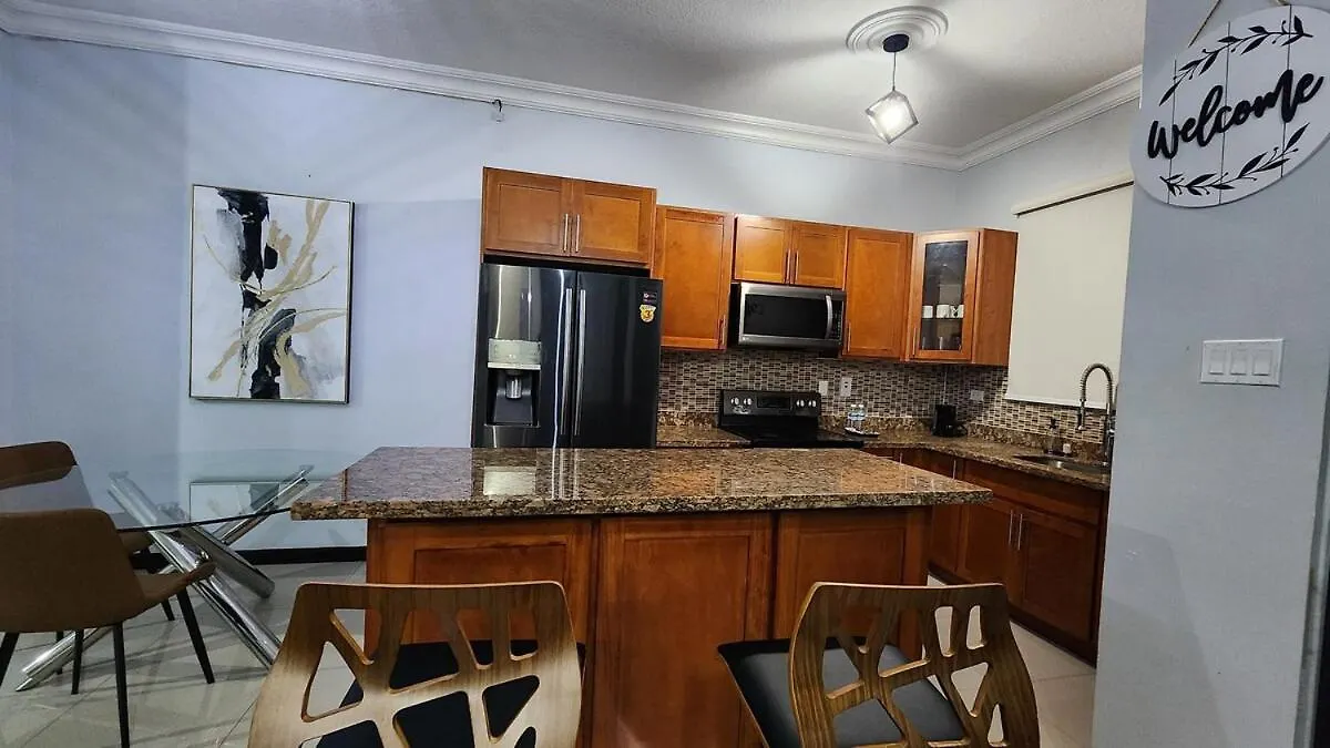 Luxury 2-Bedroom Suite Adjacent Ac Marriott Hotel New Kingston